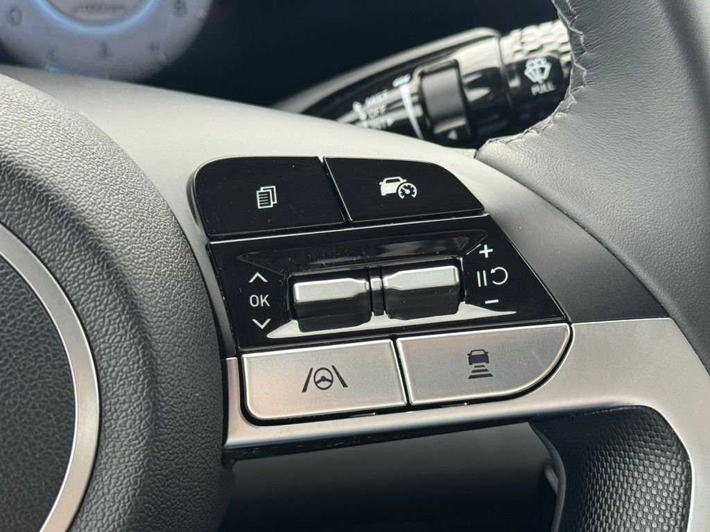 Used 2025 White Hyundai SEL Convenience image 24