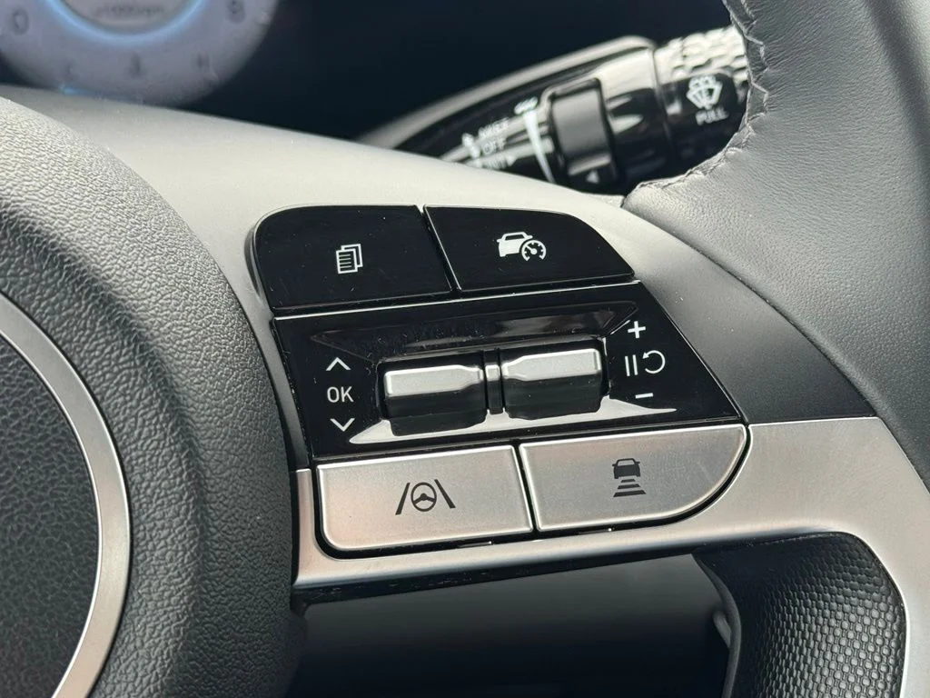 Used 2025 White Hyundai SEL Convenience image 24