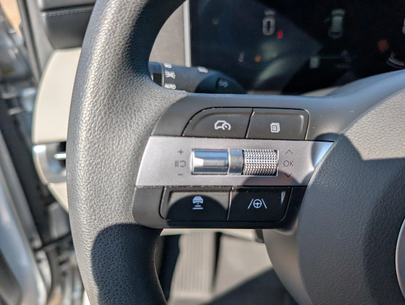 Used 2025 Shimmering Silver Hyundai SEL image 32