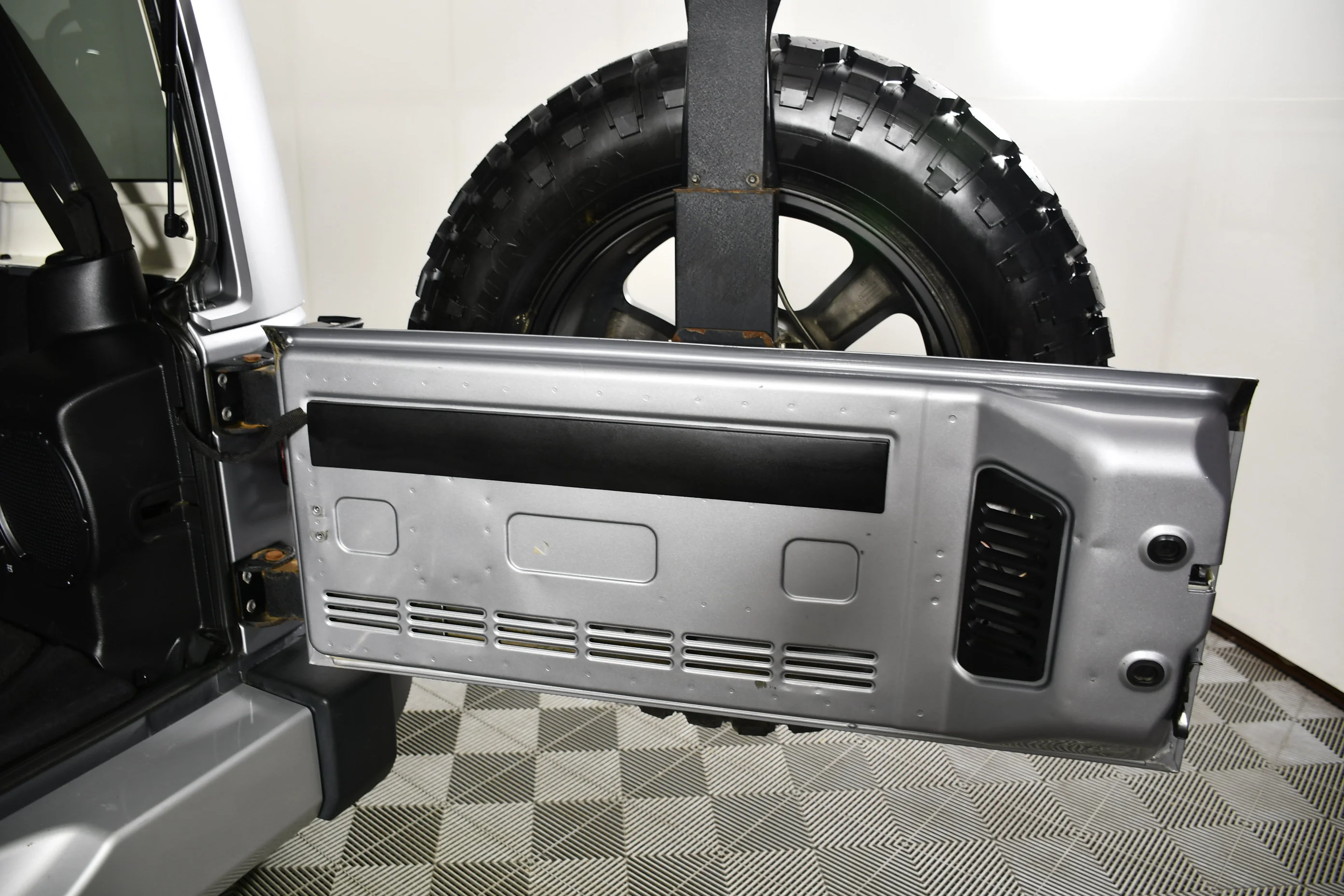 Used 2013 Billet Silver Metallic Jeep Sahara image 47