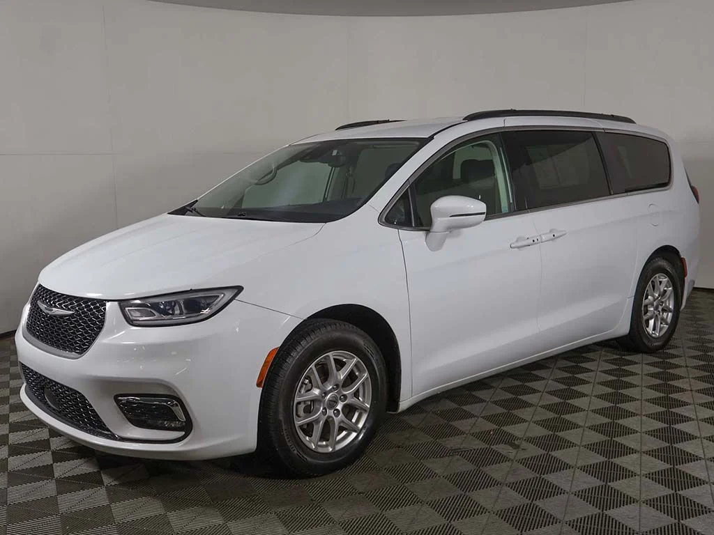 Used 2022 Bright White Clearcoat Chrysler Touring L image 8