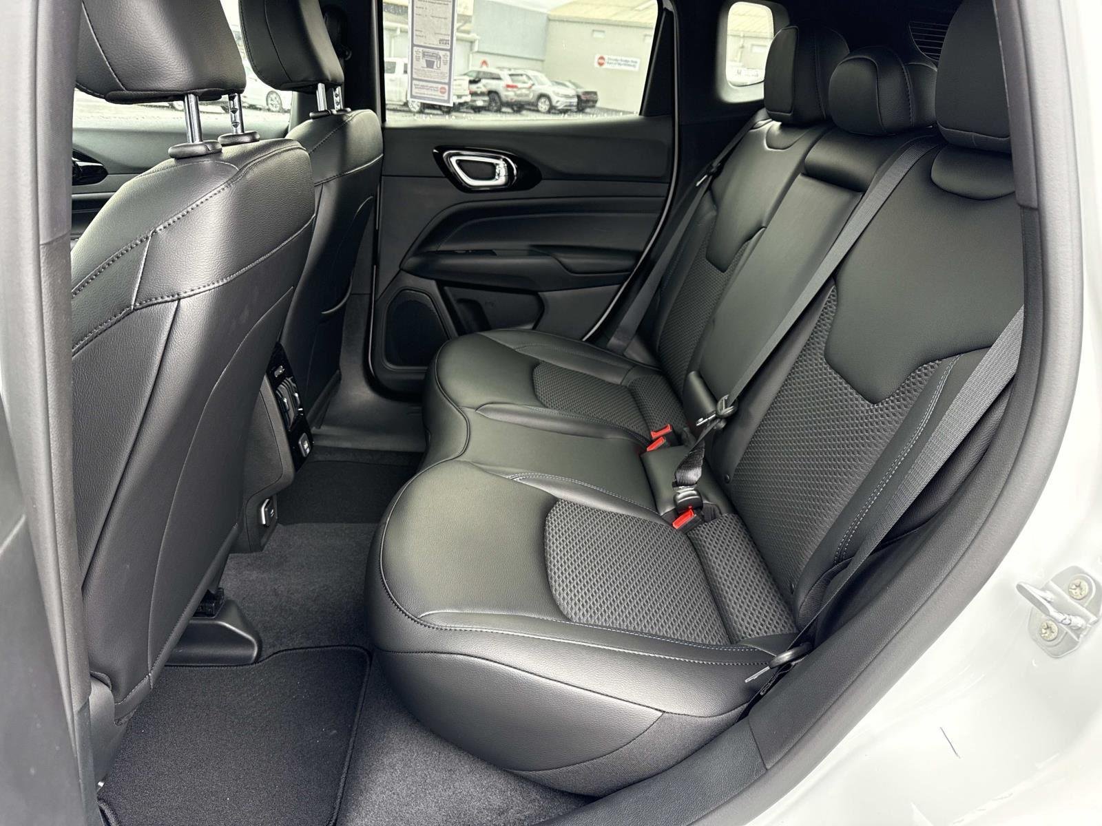New 2026 Bright White Clearcoat Jeep Latitude Altitude image 21