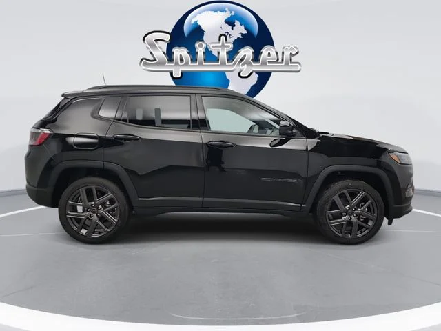 New 2026 Diamond Black Crystal Pearl-Coat Exterior Paint Jeep Limited image 10