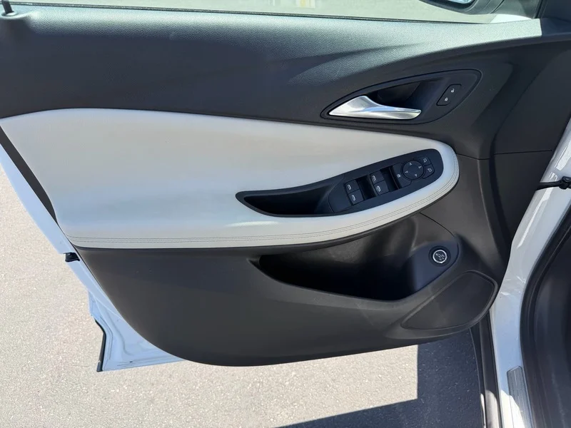 Used 2020 SUMMIT WHITE Buick Select image 13