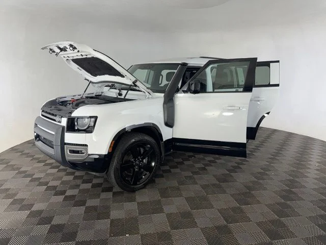 Used 2022 White Land Rover X-Dynamic HSE image 10