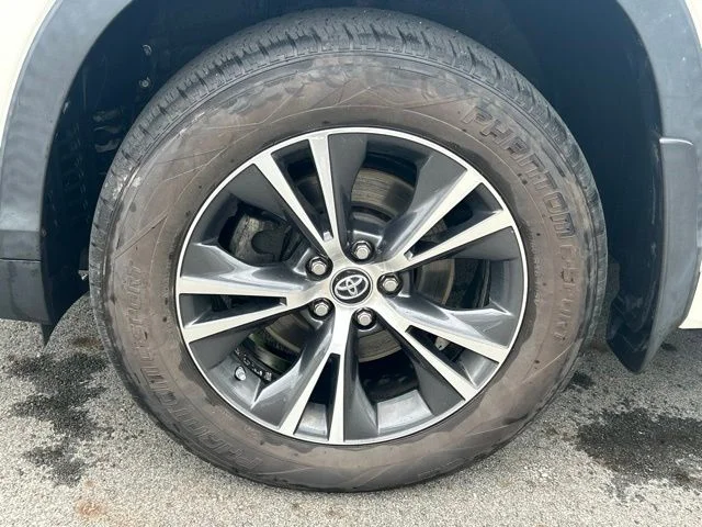 Used 2018 White Toyota LE Plus image 10
