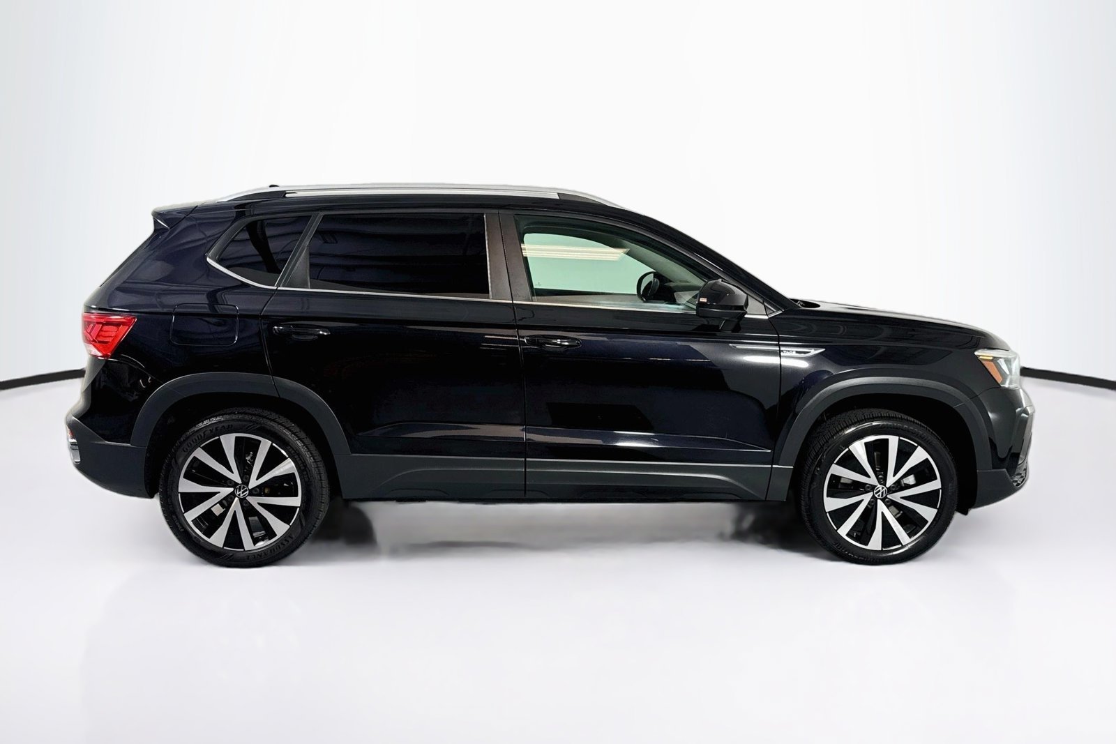 Used 2022 Deep Black Pearl Volkswagen SE image 4