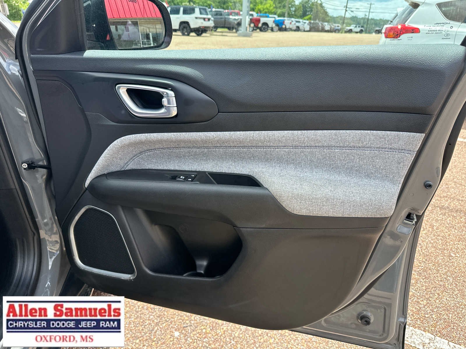 Used 2024 Sting-Gray Clearcoat Jeep Latitude image 39