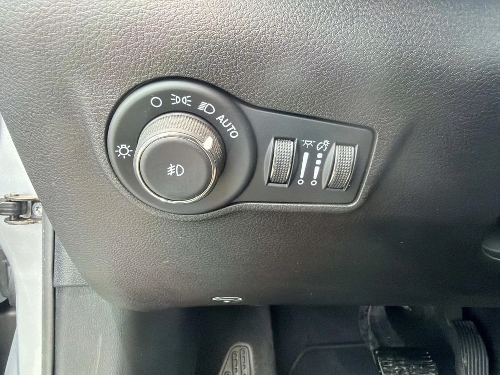 Used 2025 Silver Jeep Limited image 30