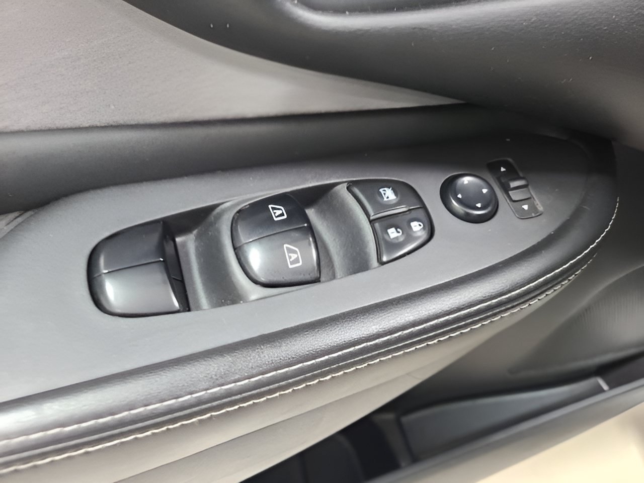 Used 2022 Pearl White Tricoat Nissan SV image 22