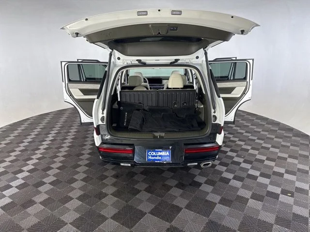 Used 2025 White Hyundai Calligraphy image 18
