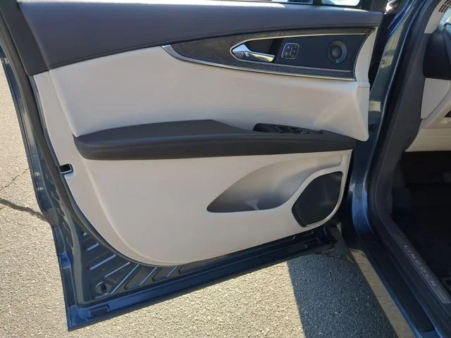 Used 2019 Blue Lincoln Reserve image 12