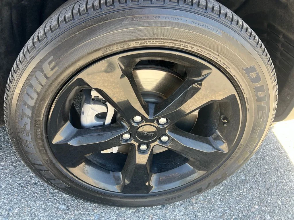 Used 2023 Metallic Jeep Altitude image 32