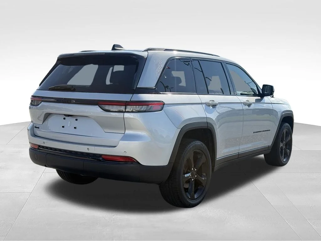 Used 2023 Silver Jeep Altitude X image 25