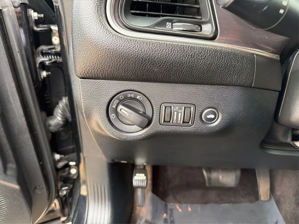 Used 2018 Pitch Black Clearcoat Dodge SXT image 18