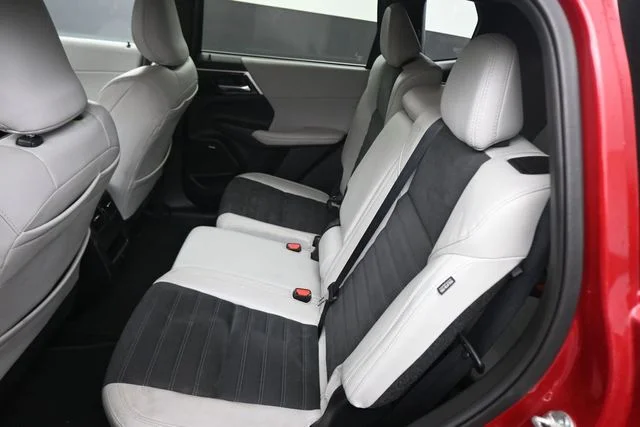Used 2025  Mitsubishi SE image 20