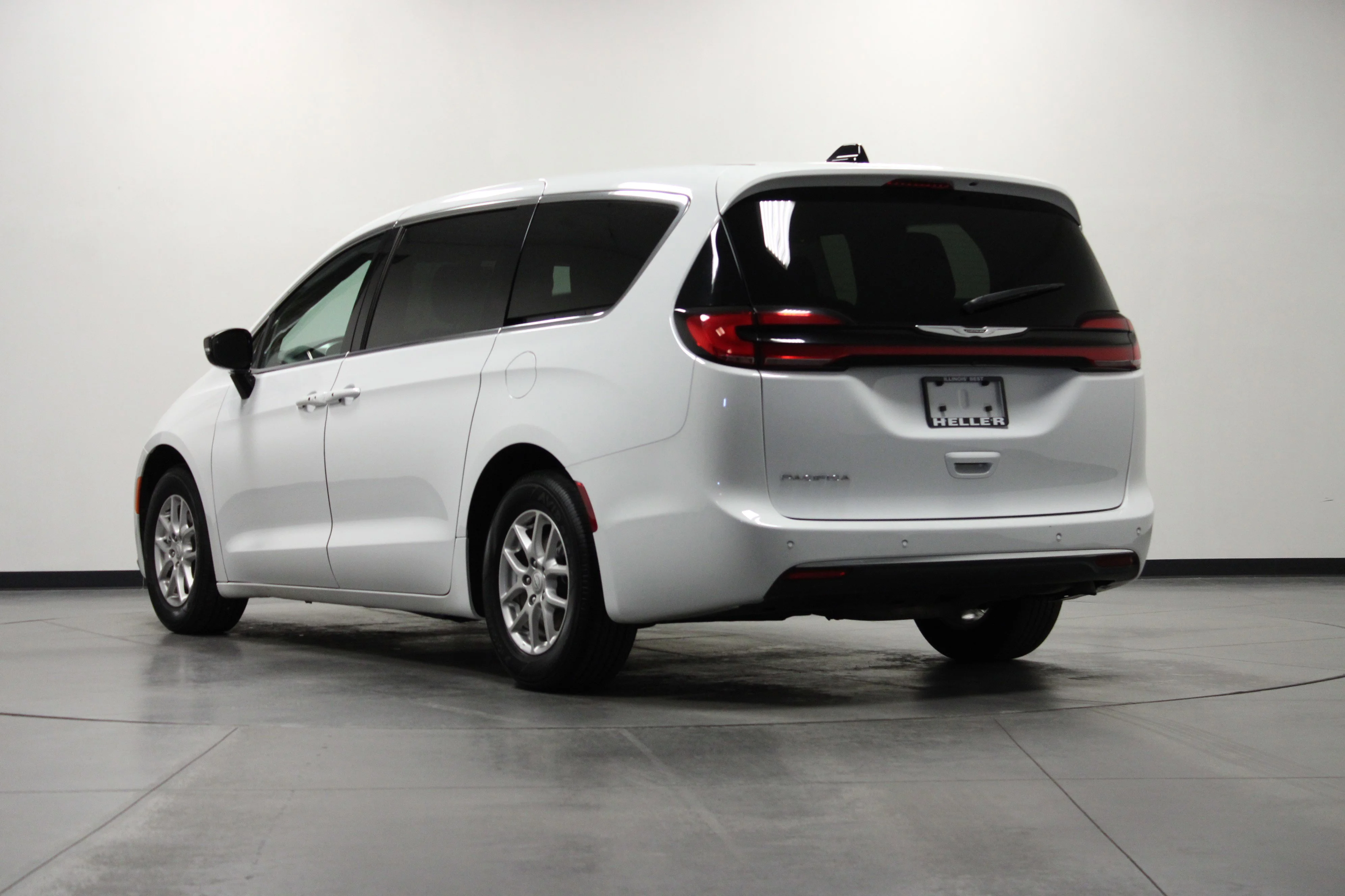 Used 2025 Bright White Clearcoat Chrysler Select image 6