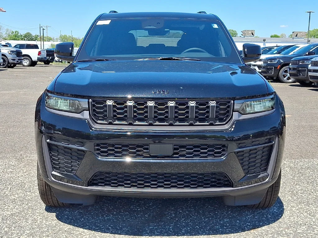 New 2026 Diamond Black Crystal Pearl-Coat Exterior Paint Jeep Laredo Altitude image 2