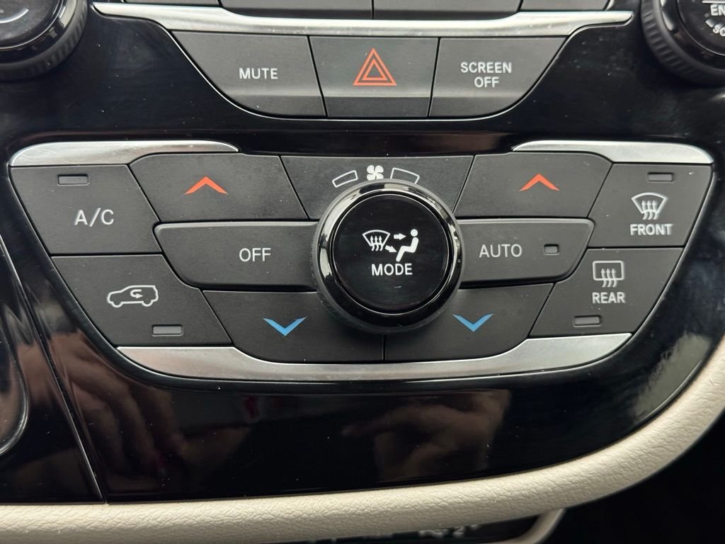 Used 2023 Bright White Clearcoat Chrysler Touring L image 29