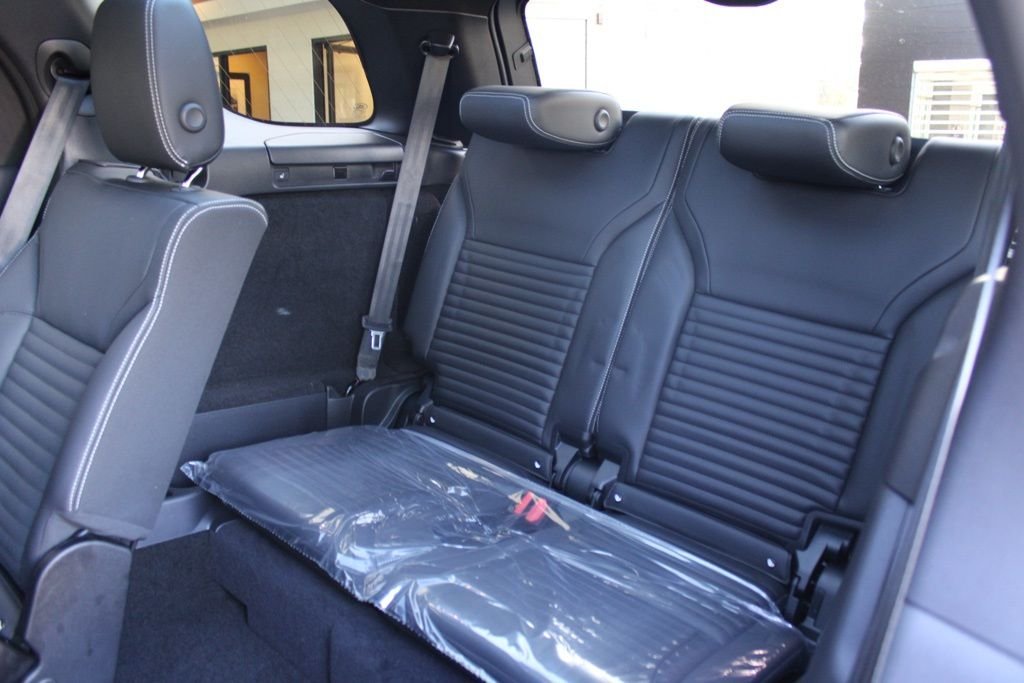 Used 2025  Land Rover Dynamic SE image 41