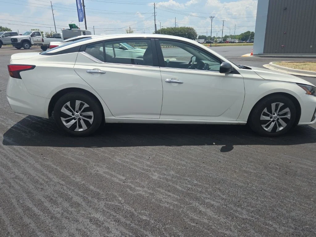 Used 2025 White Nissan 2.5 S image 14