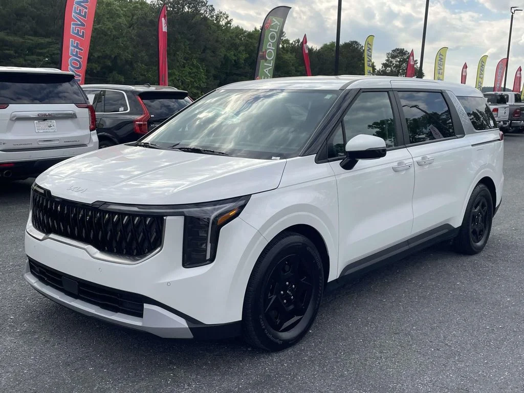 Used 2025 Snow White Pearl Kia LXS image 5