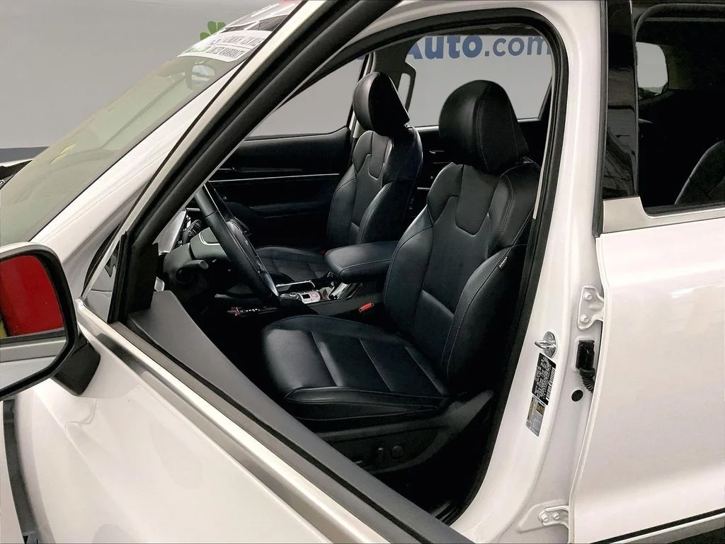 Used 2025 White Kia S image 29