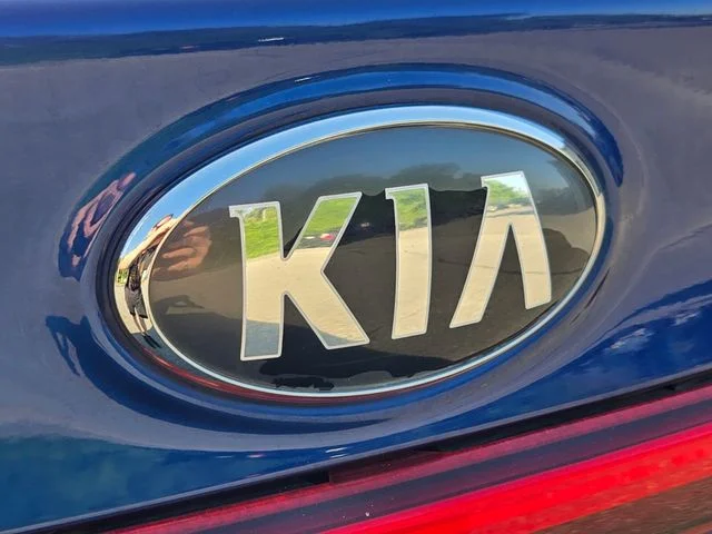 Used 2019 Blue Kia LXS image 17