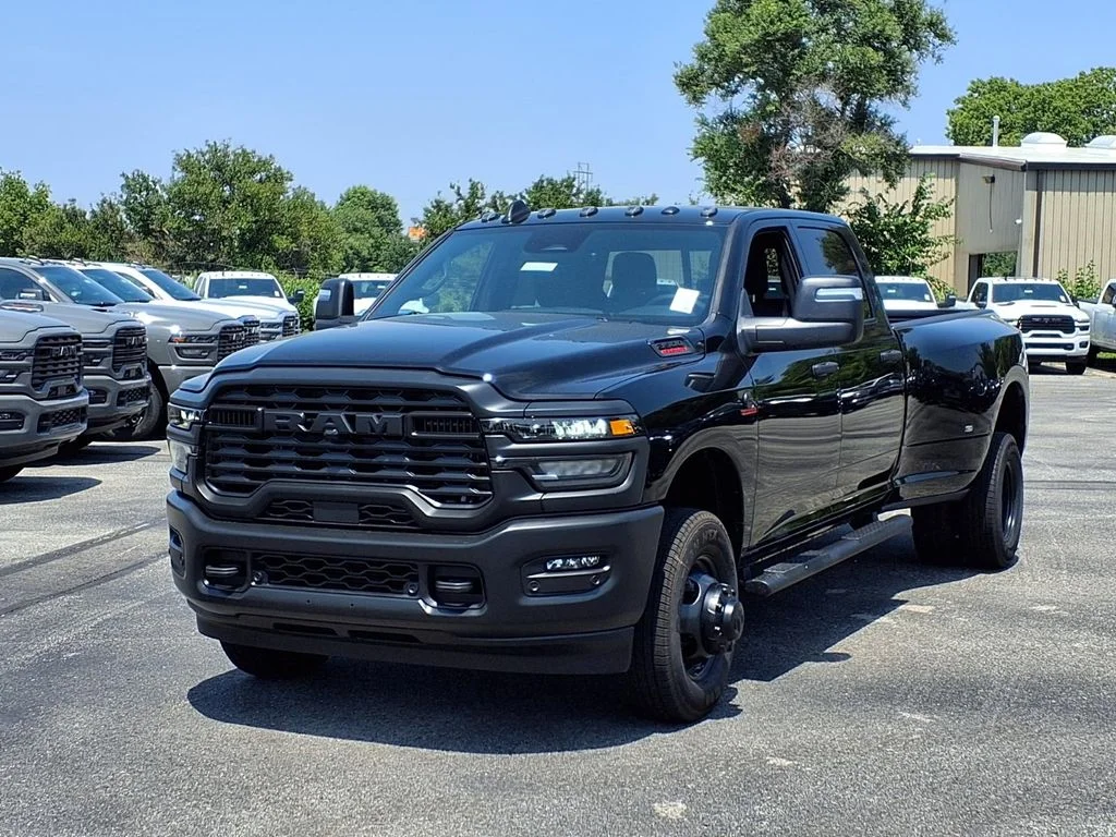 New 2026 Diamond Black Crystal Pearl-Coat Exterior Paint RAM Tradesman image 2
