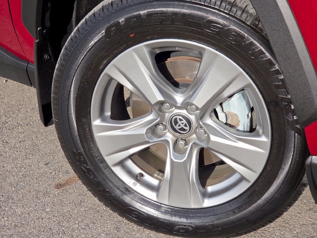 Certified Used 2025 Pearl Toyota XLE image 18