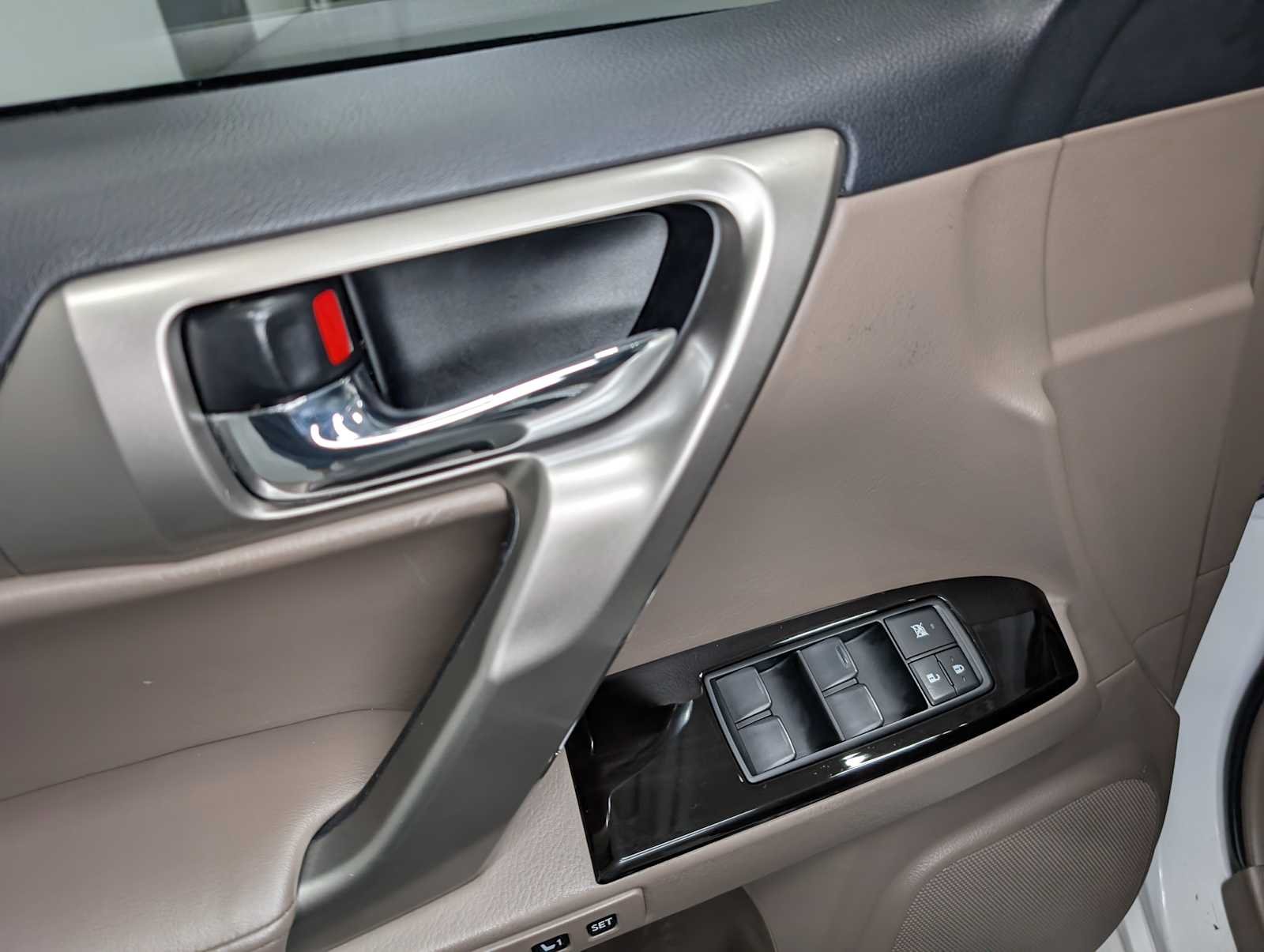 Used 2018 Starfire Pearl Lexus  image 41