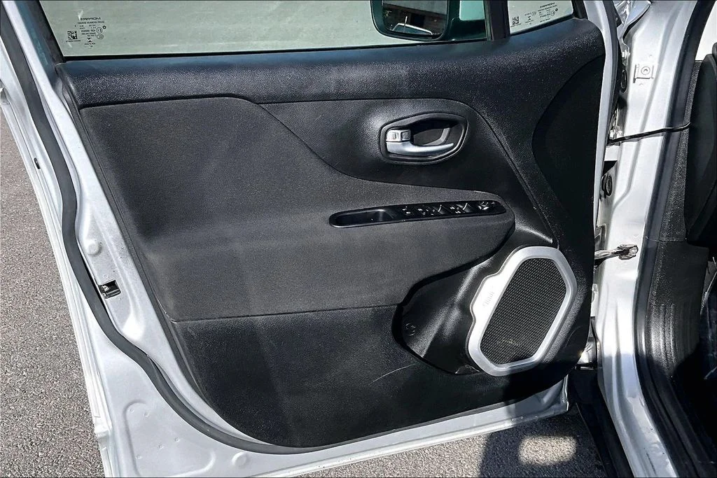Used 2021 Silver Jeep Latitude image 22