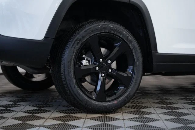 New 2025 Bright White Clear-Coat Exterior Paint Jeep Altitude X image 42