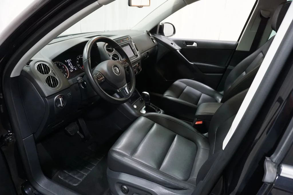 Used 2016 Deep Black Pearl Volkswagen SE image 20