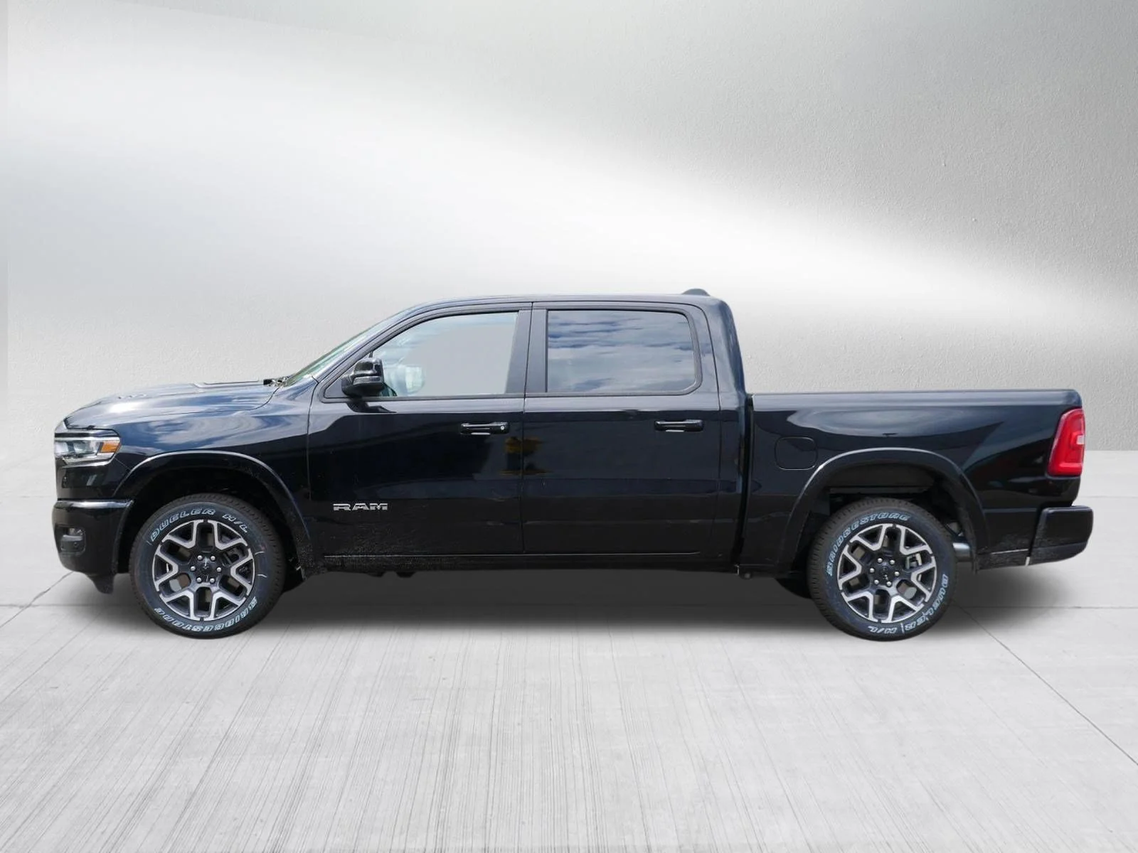 New 2026 Diamond Black Crystal Pearl-Coat Exterior Paint RAM Big Horn image 4