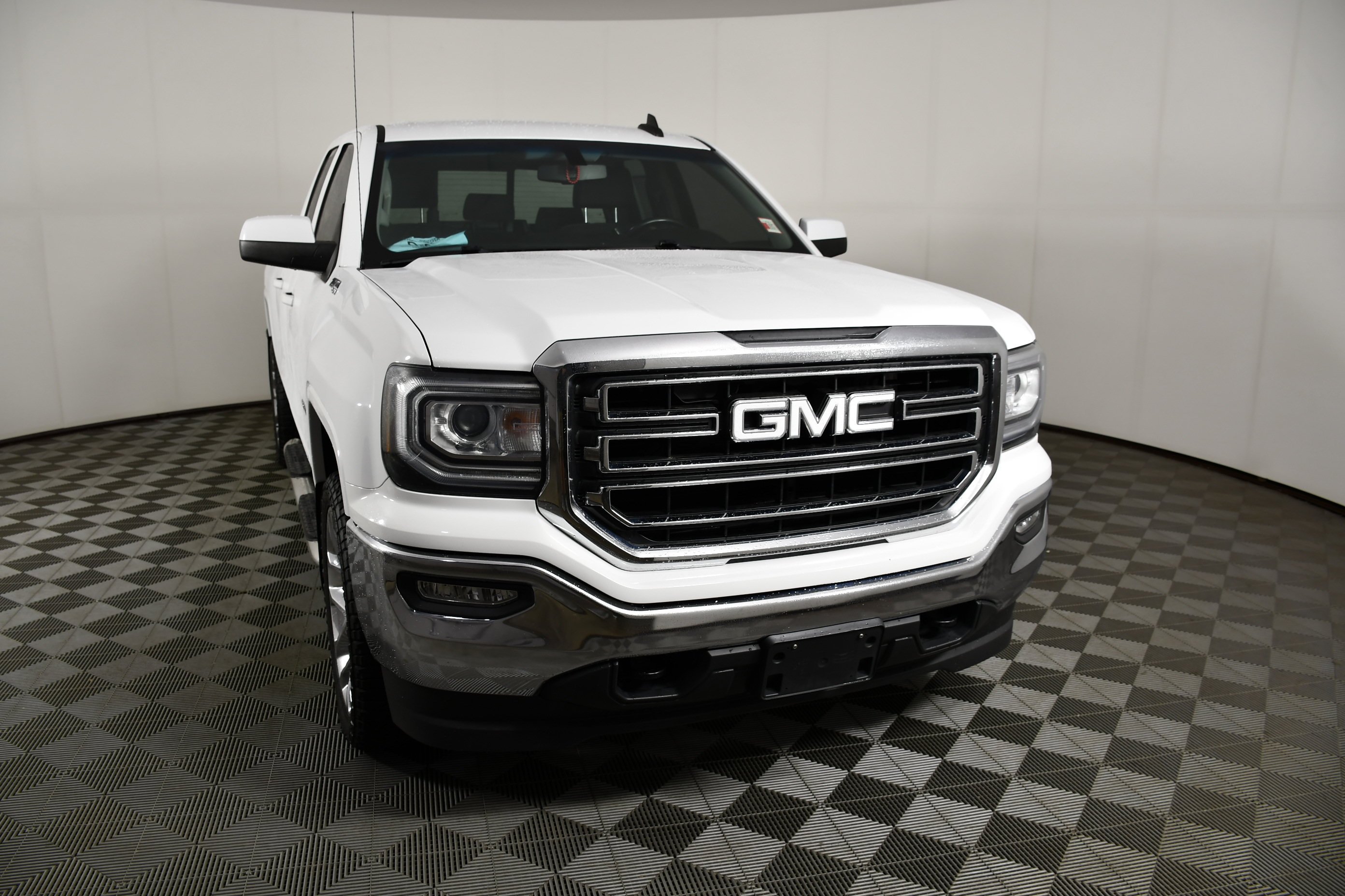 Used 2018 Summit White GMC SLE image 3