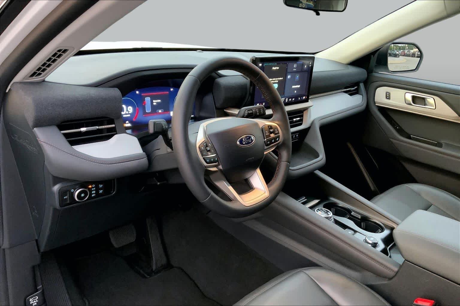 Used 2025 Star White Metallic Tri-Coat Ford Active image 17