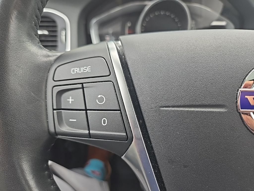 Used 2018 White Volvo T5 Dynamic image 13