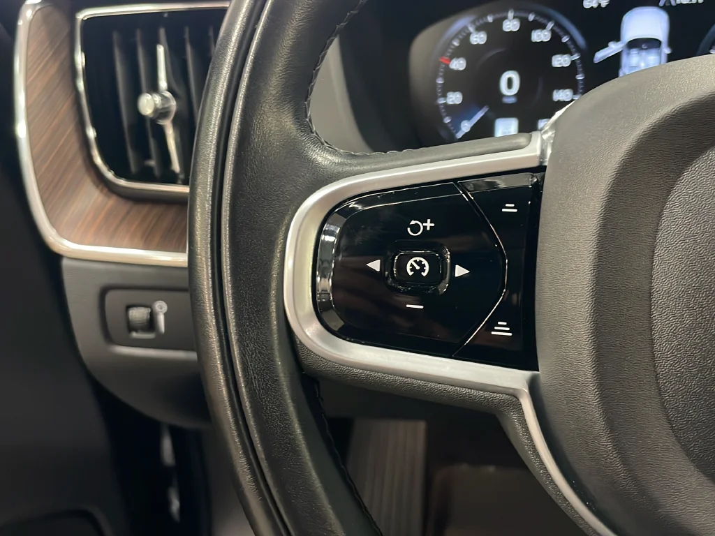 Used 2021 Blue Volvo T5 Inscription image 15