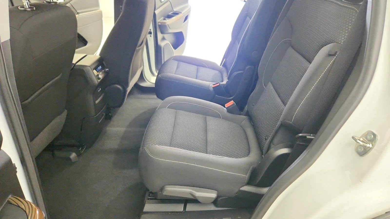 Used 2022 Summit White GMC SLE image 25