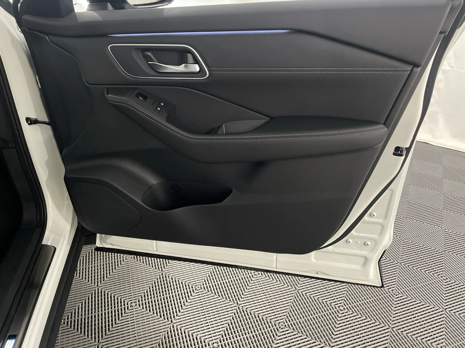 New 2026 Everest White Pearl/Super Black Nissan Platinum image 28
