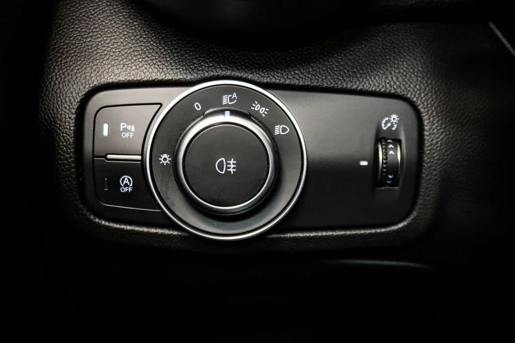 Used 2022 White Alfa Romeo Veloce image 26