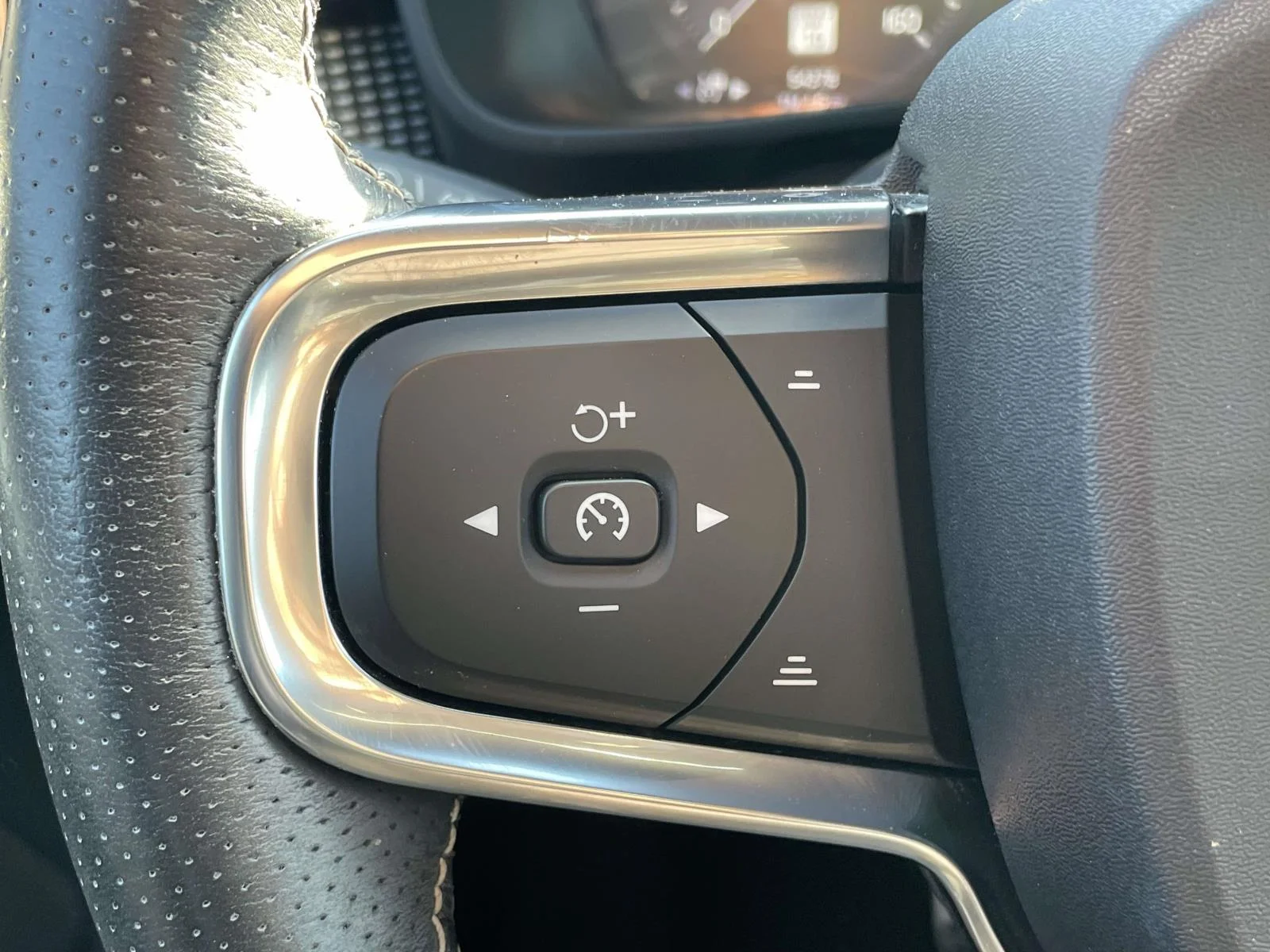 Used 2021  Volvo R-Design image 10