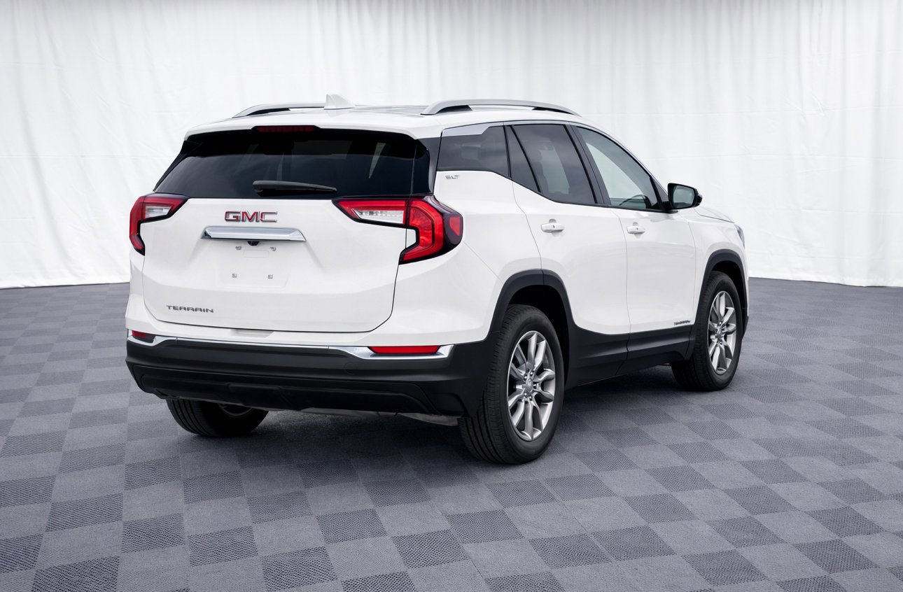 Used 2024 Summit White GMC SLT image 3