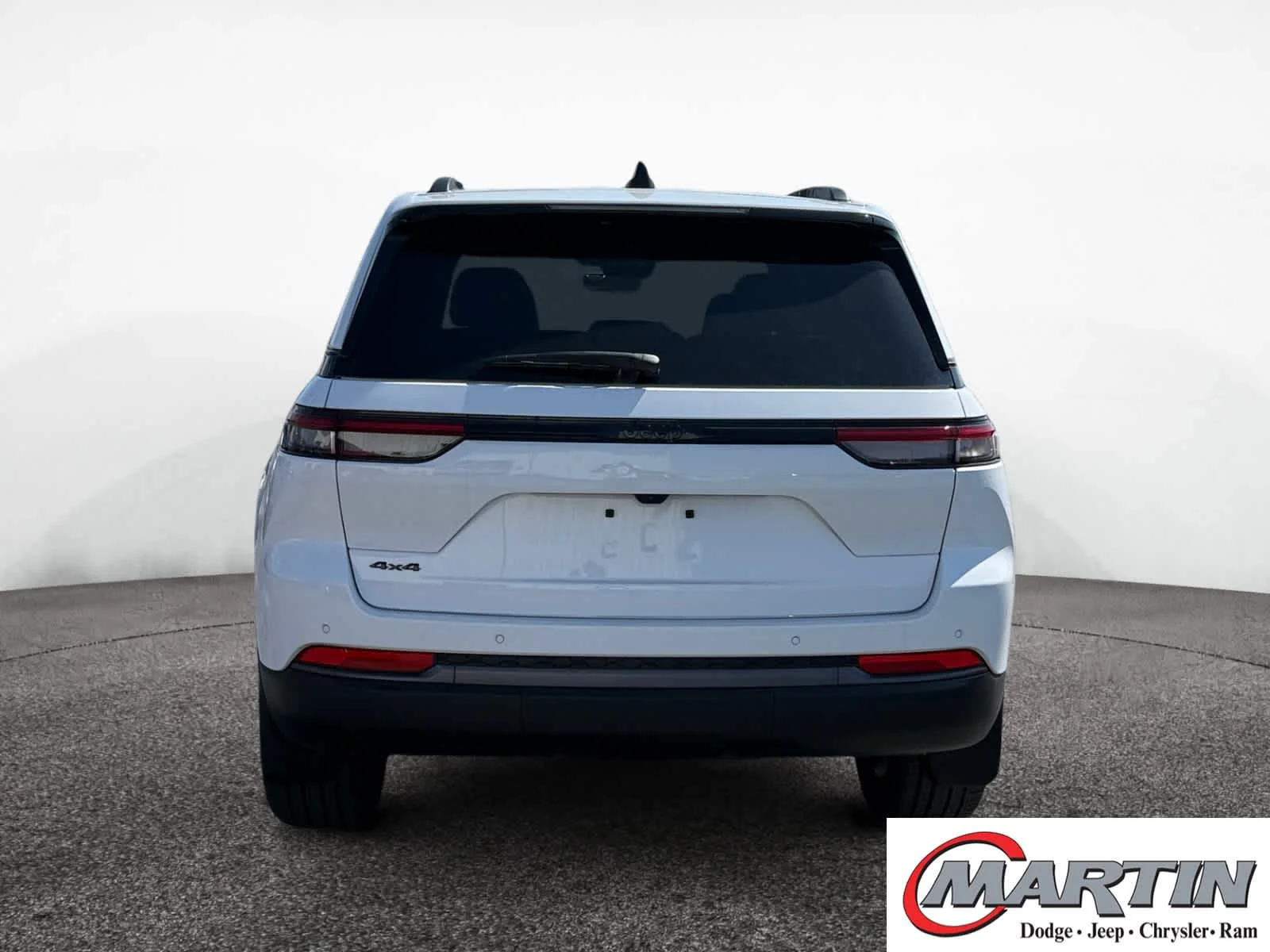 New 2026 Bright White Clear-Coat Exterior Paint Jeep Limited image 4