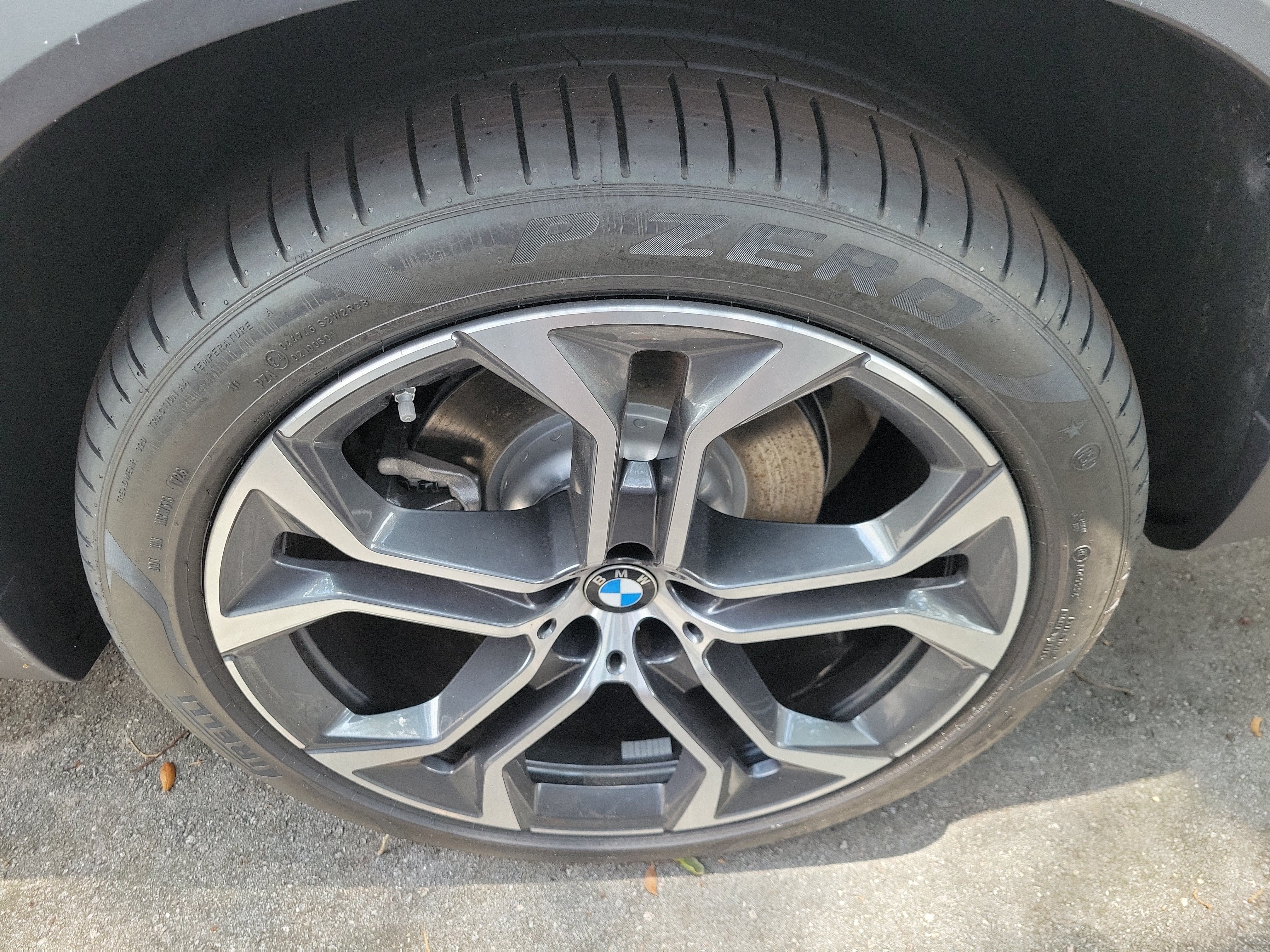 New 2026 Skyscraper Grey Metallic BMW sDrive40i image 6