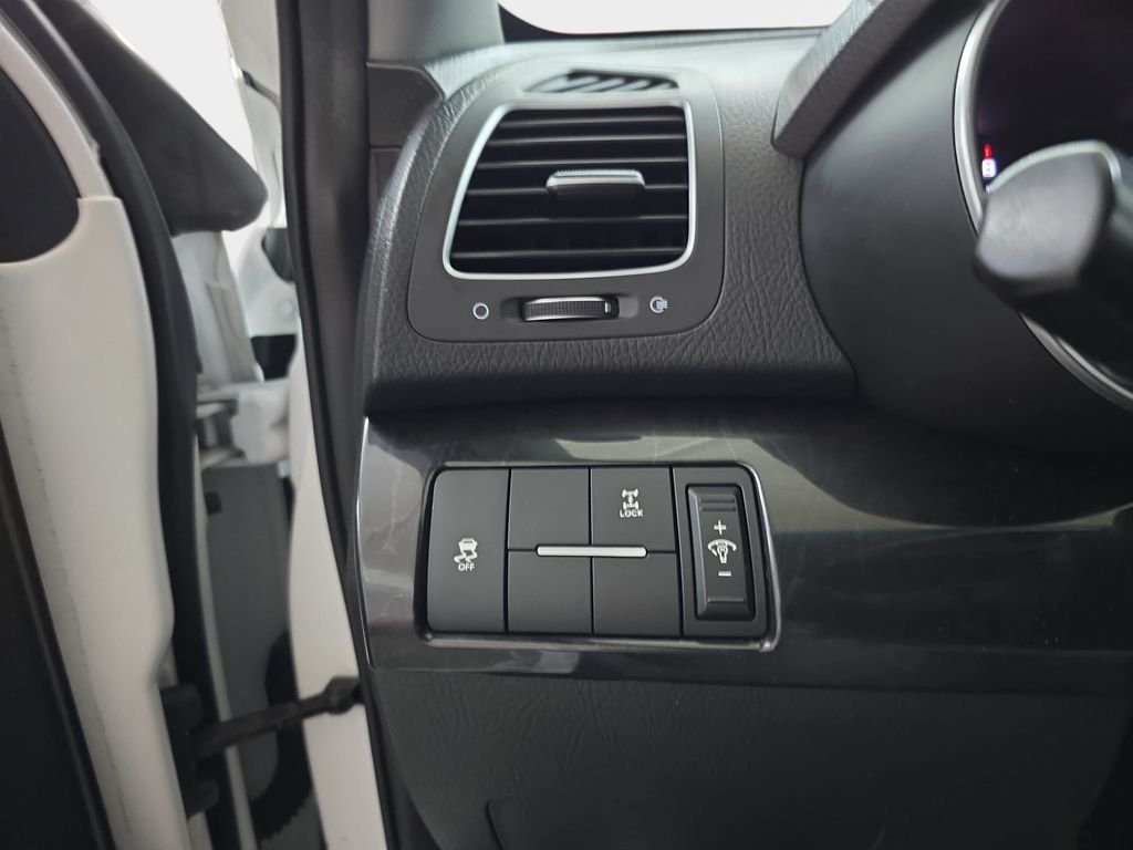 Used 2015 Snow White Pearl Kia LX image 26
