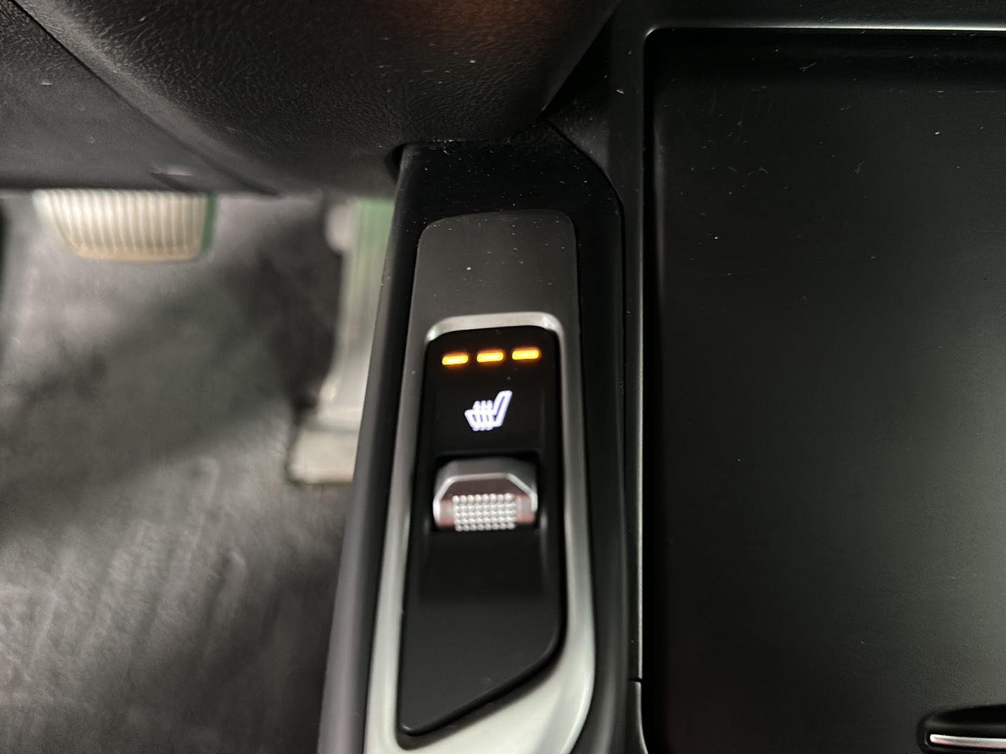 Used 2022 Glacial White Pearl Kia  image 35