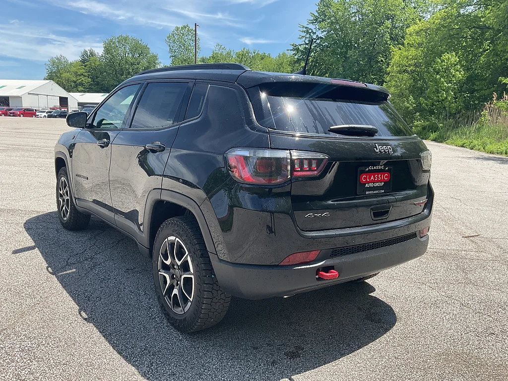 New 2026 Diamond Black Crystal Pearl-Coat Exterior Paint Jeep Trailhawk image 7