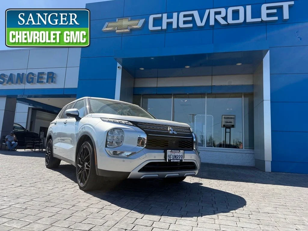 Used 2023 Silver Mitsubishi SE image 1